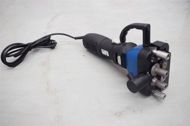 Stroj za ročno zapiranje kanalov